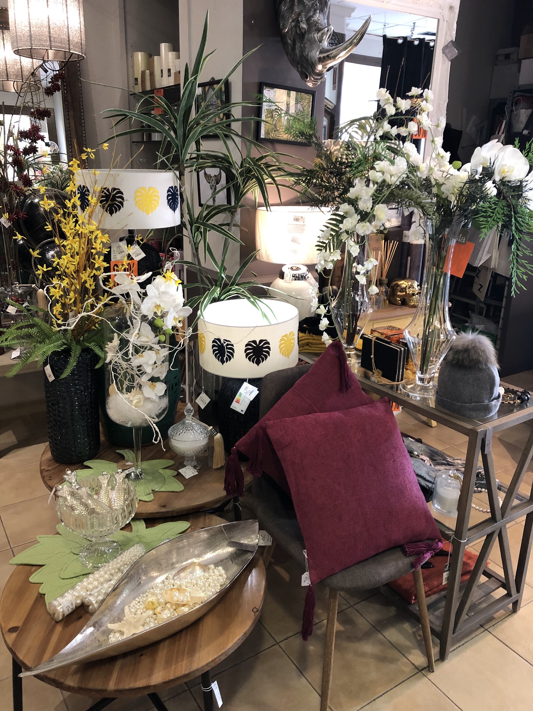 Interior de la tienda con lámparas, flores y textil